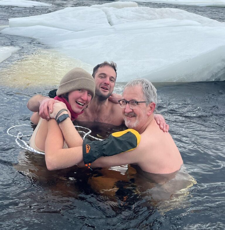 Drei Menschen eisbaden in einem Fluss. Eisbaden bei Depressionen.